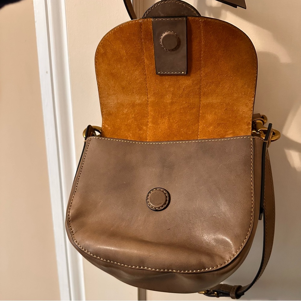 Frye Gray Taupe Leather Saddle Crossbody Bag with Gold Hardware - Picture 3 of 6